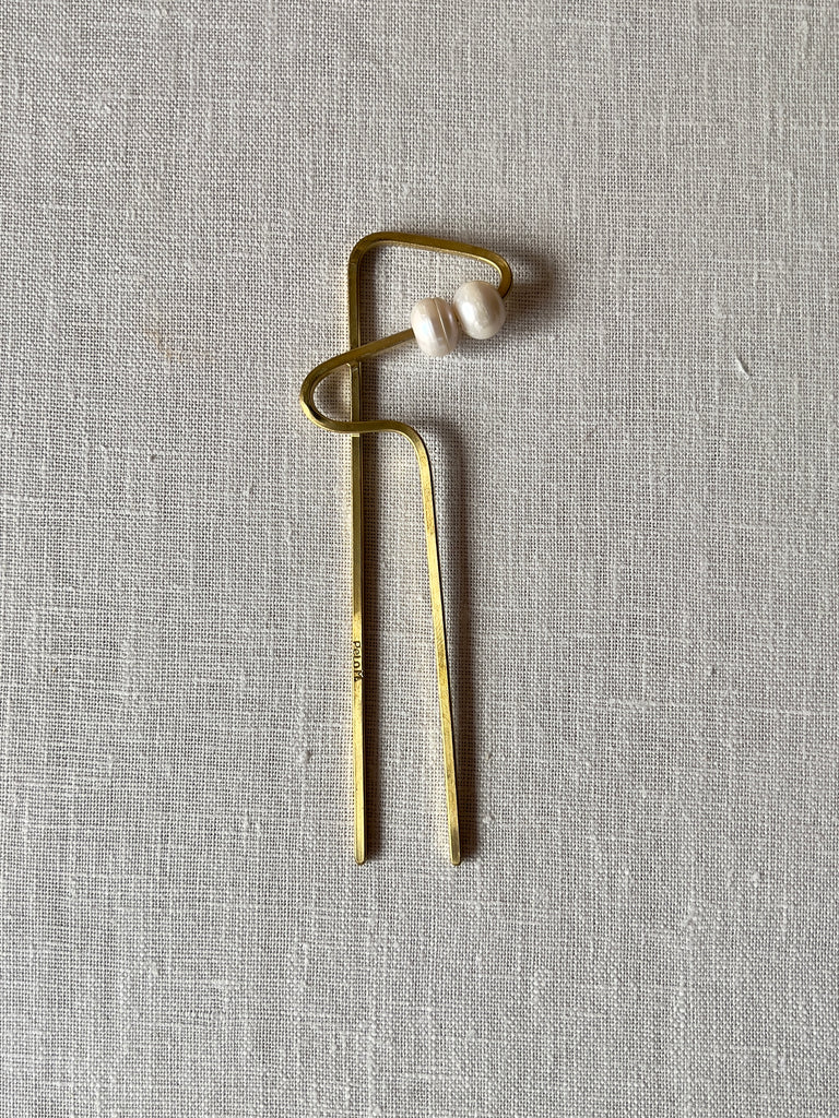 Brass hair fork with two pearls